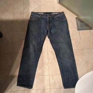 Jacob Cohen - Riktig snygga Cohens i nyskick! Lite lösare modell som jag kan verkligen uppskatta, samt sällan man ser hos Cohen. Nypris låg på ca 5700kr. Otrolig många fina delatjer och en galen kvalitet på dem. Tveka inte höra av er vid frågor!😊