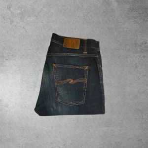 Nudie jeans ”Grim Tim” - Säljer ett par jeans ifrån Nudie•Storlek W33 L32•Kontakta gärna vid frågor eller funderingar!