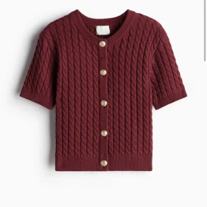 Vinröd kortärmad kofta  - Superfin kortärmad stickad kofta i vinröd från h&m!! har endast använts några gånger. 💗 den är ganska kort på mig, kontakta om ni vill ha fler bilder. storlek xxs 