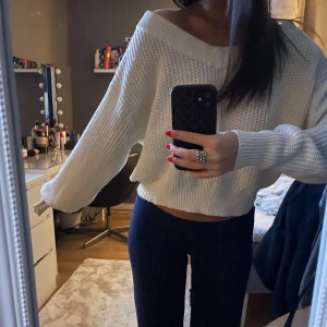 Vit stickad tröja från Gina Tricot - Säljer en snygg vit stickad tröja från Gina Tricot. Tröjan har en v-ringad design och långa ärmar. Man kan ha den off shoulder om man skulle vilja det också. Storlek XS🤍