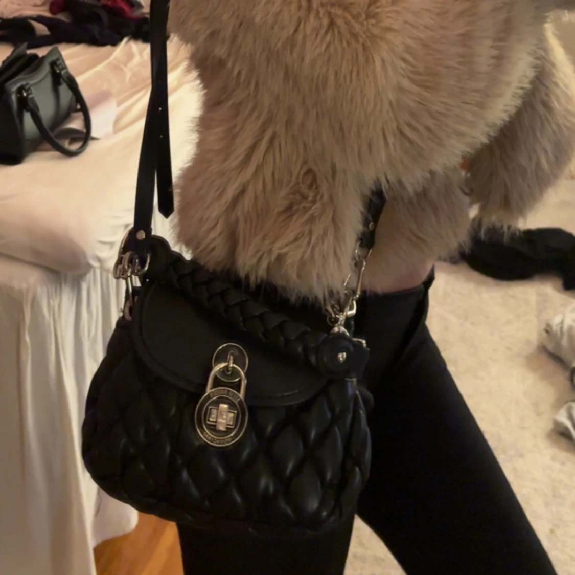 Svart quiltad axelväska - 91