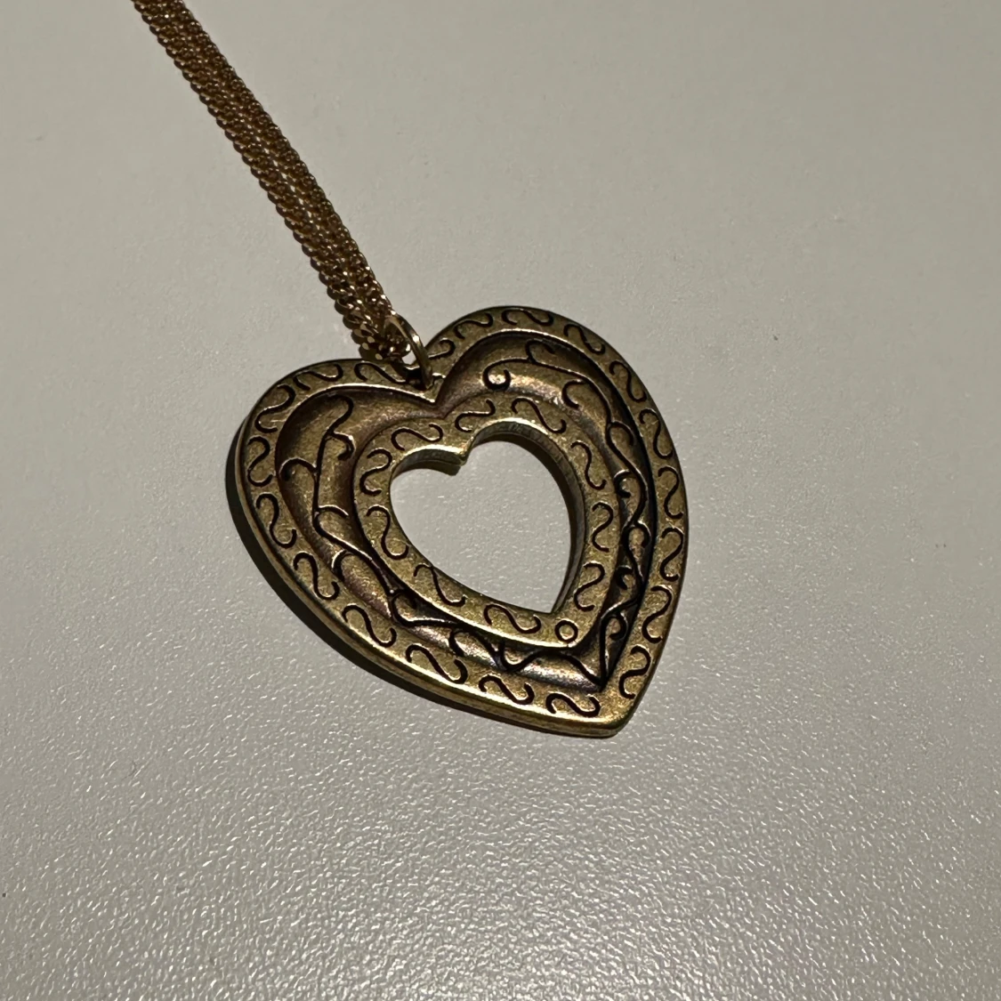 Halsband med hjärtformat hänge - 90