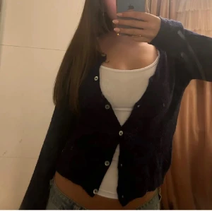 mörkblå kofta - jättesöt kofta som passar till allt, väl använd men i bra skick💕💕 skriv om ni har frågor