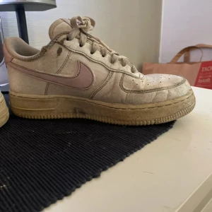 Nike Air Force i vitt och rosa - Nike skor, har lite fläckar ifrån drivaxel olja. Går nog att göra rent. Då jag inte gjorde det innan bilderna togs 