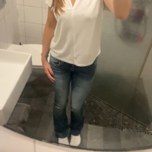 Blå jeans  - Skriv för fler bilder ❗️Säljer dessa fina jeans från h&m. Storlek 164 passar xs. Säljer då dom är lite förkorta för min smak på mig!  Jätte bra skick! 