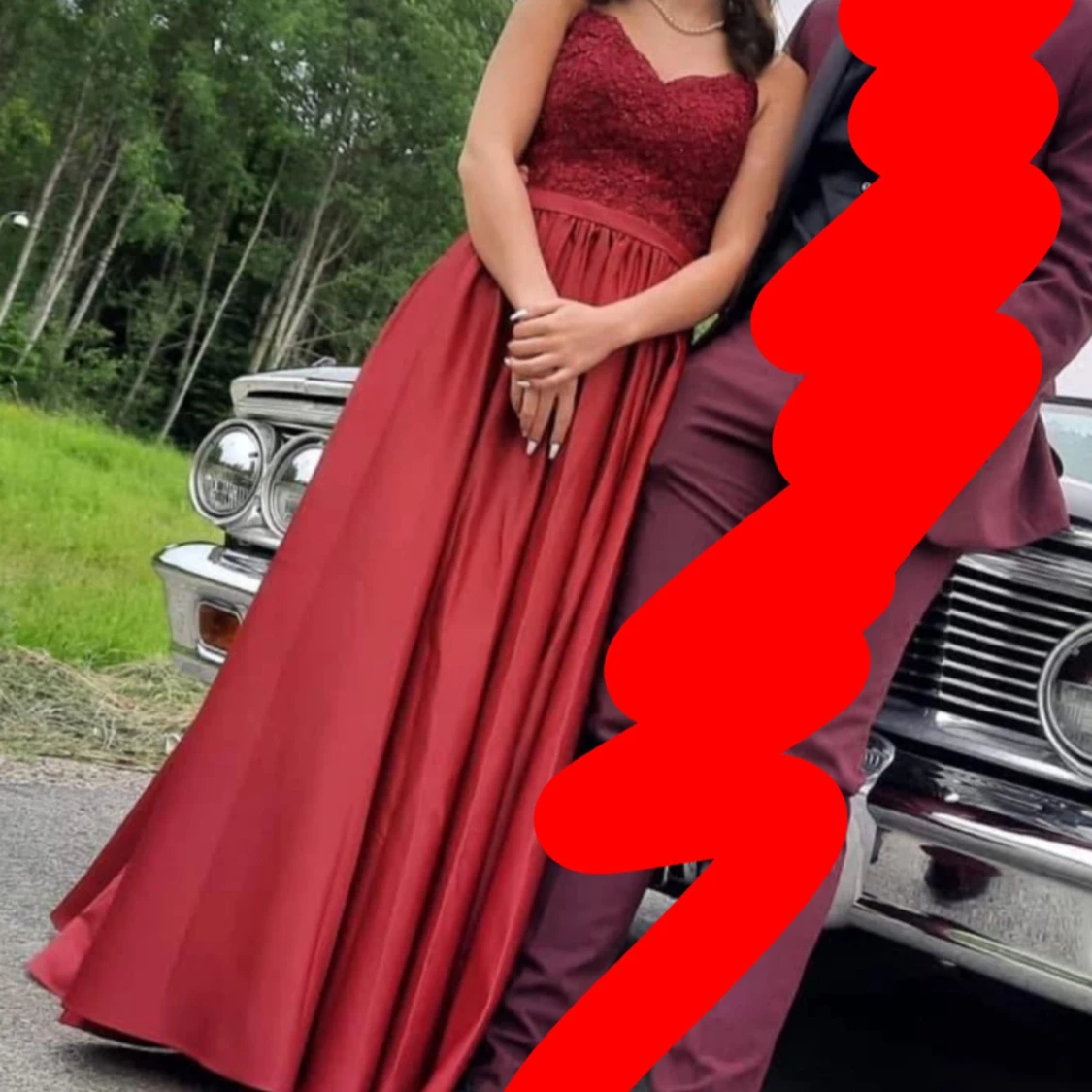 Vinröd balklänning med spetsdetaljer