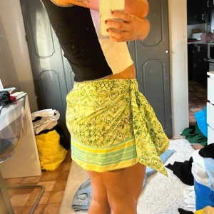 Grön mönstrad kjol Zara  - Grön mönstring kjol ifrån Zara. Aldrig använd. Storlek M men passar storlek S. Köpte för 149kr. 