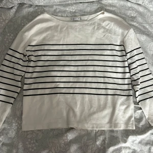 MQ tröja - Säljer den här randiga tröjan från MQ pågrund av att den inte kommer till användning ❤️