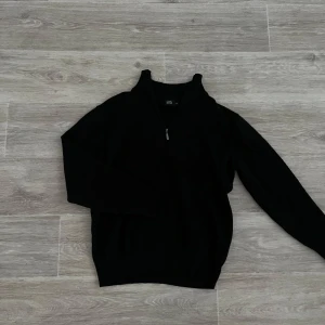 Svart stickad halvzip - Säljer en stilren svart stickad halvzip tröja. Var en storlek L men krympte i tvätten sitter som en XS nu 