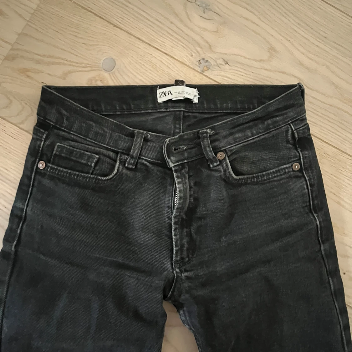 Svarta bootcut jeans från Zara - 90