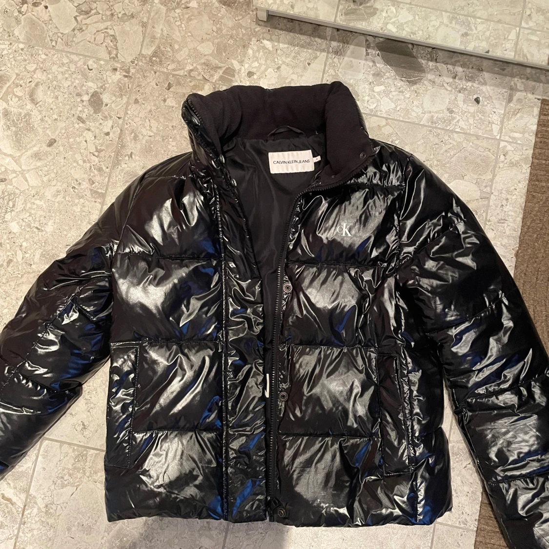 Svart pufferjacka från Calvin Klein Jeans - 90