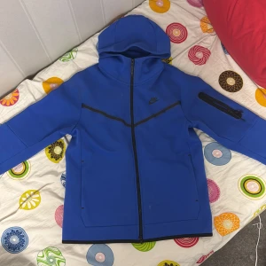 Nike tech Blå - Nike tech blå. Knappast använd. 