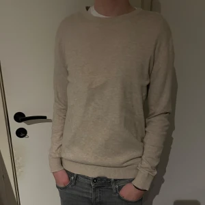 Beige tröja - Finatickad tröja från Jack and Jones i storlek XS men passar även S