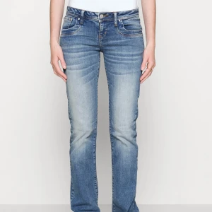 Blå valerie jeans från LTB - Supersnygga jeans från Ltb i modellen valerie. De är använda ca 5 ggr och därför i väldigt bra skick. De är lågmidjade och bootcut. Skriv om mer frågor💞💞