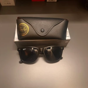 Ray Bans - Stilrena  Raybans som inte riktigt passa mig, alla tillbehör medföljer