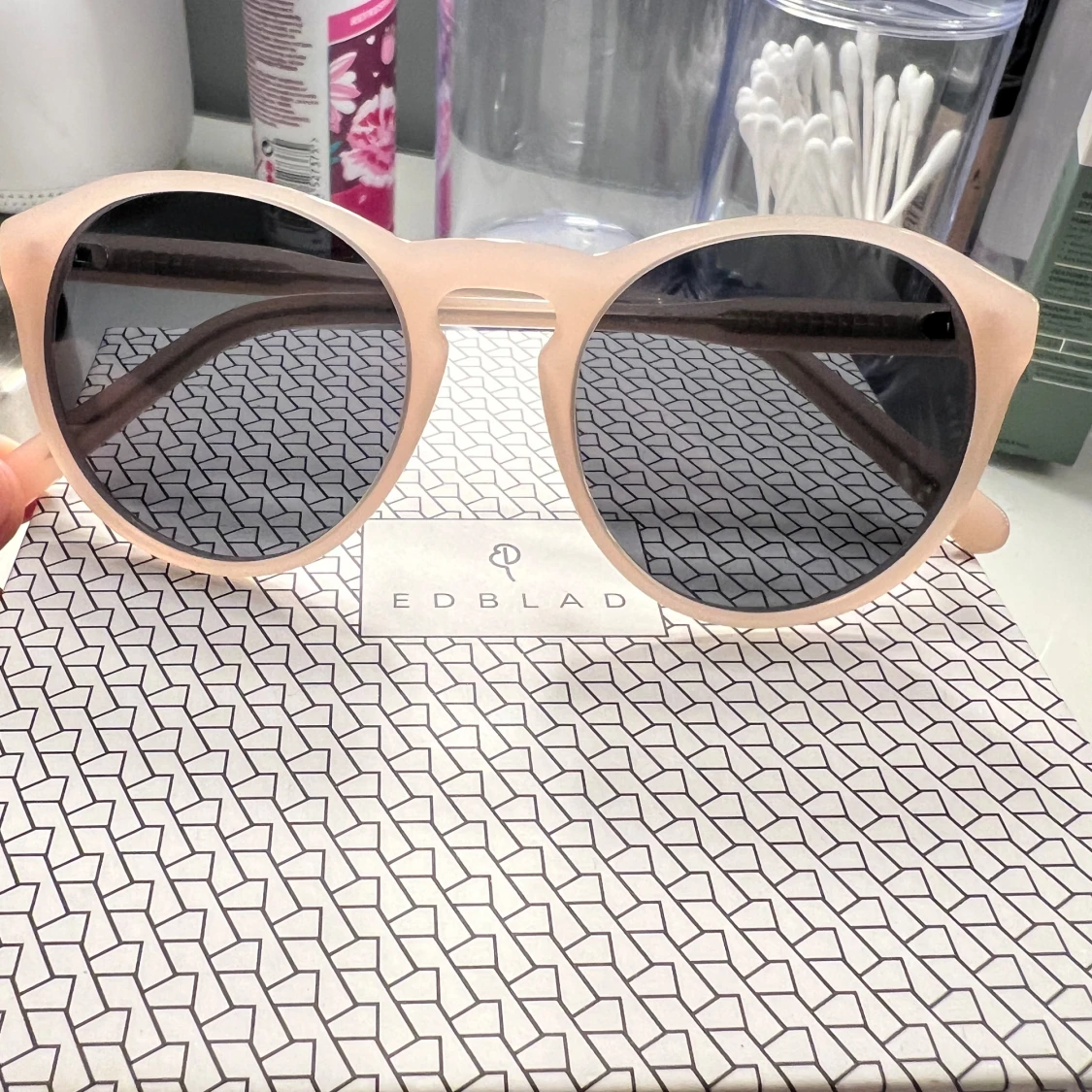 Rosa/beigea solglasögon från Edblad