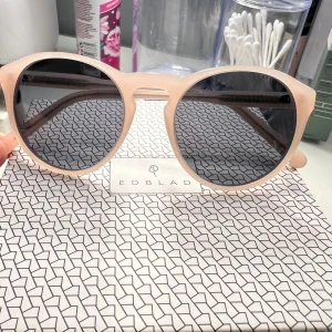 Rosa/beigea solglasögon från Edblad - Snygga runda solglasögon från Edblad. Aldrig använda, förvaringspåse och lådan medföljer.