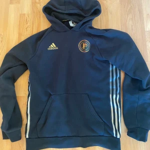 Paul pogba x adidas limited hoodie - Köpt på unisport finns ej att köpa längre eftersom det var limiterat. Köpt för 1500kr