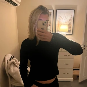 Svart långärmad topp med öppen rygg - Snygg svart långärmad topp med öppen rygg och knytning i nacken från Zara. Den är väldigt liten i storleken och passar mig som brukar ha S/M. Bara använt den några fåtal gånger💞💞