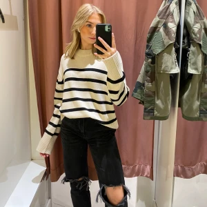 Randig stickad tröja - Säljer en mysig stickad tröja med svart och krämvit randigt mönster. Tröjan har långa ärmar och en lite oversize passform. Köpt på Gina Tricot. Storlek S 🩷