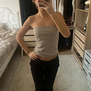 Glittrig topp - Glittrig bandeau topp, använd en gång! Försökte få bild på glittret på sista bilden men skriv privat för att få fler💖