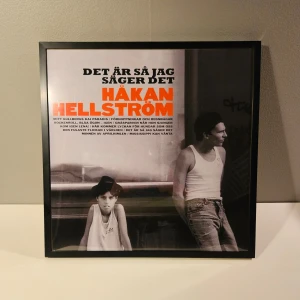 Håkan Hellström - Affisch, 31.5x31.5  - Håkan Hellström - Det är så jag säger det albumaffisch, 31.5x31.5   Helt ny - Passar bra i IKEAs tavelram Lomviken!  Skickas i papprulle - Ramen ingår inte!