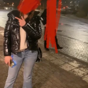 Svart glansig pufferjacka från Calvin Klein - Snygg svart glansig pufferjacka från Calvin Klein med dragkedja och knappar. Perfekt för kyliga dagar med sin stilrena design och varma material.