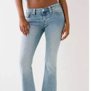 Ljusblå true religon jeans  - Snygga ljusblå bootcut jeans med låg midja. Populära jeans och nästan helt oanvända. Har klippt av och vikt upp byxorna i längden och gjort om dom så att de passar mig som är 165. Skriv privat om mer frågor eller bilder🩷de är i modellen joey💗
