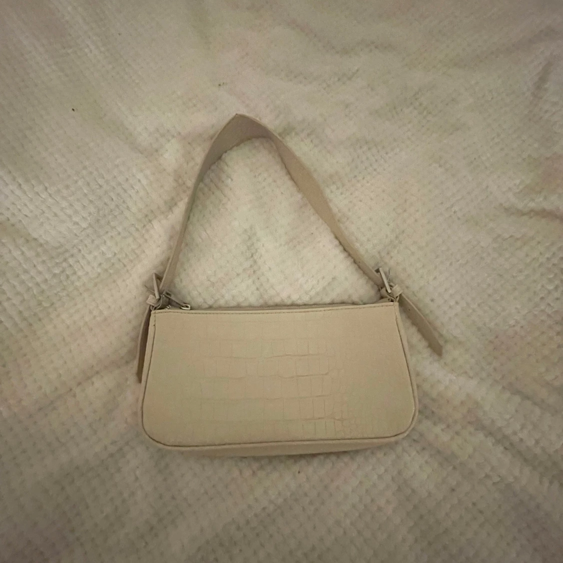 Beige axelväska med krokodilmönster