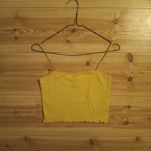 Ribbat linne - Gult ribbat linne från H&M i storlek S. Säljer då jag inte använder plagget längre🌻