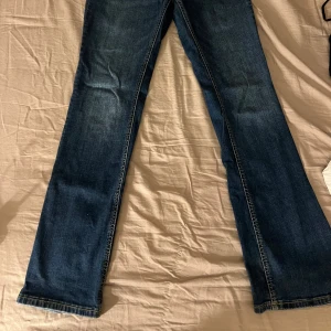 Blå bootcut jeans - Snygga blå bootcut jeans med klassisk 