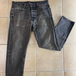 Svarta strait-fit jeans Jack&Jones - Svarta jeans med strait-fit passform. Storlek 29/30. Skick 6/10, lite slitna i färgen på baksidan och litet hål på framsidan. Nypris runt 600kr, mitt pris 150kr. 