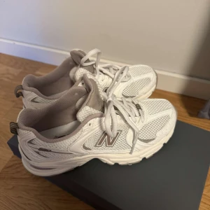 Vita sneakers från New Balance - New Balance 530 som är näst intill oanvända, så jättefint skick🤗💓