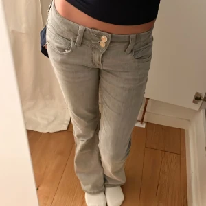 lågmidjade gråa Stockholm jeans - superfina lågmidjade flare jeans, som inte kommer till användning. De är använda ett par gånger hittills. Men behöver rensa lite jeans, så fick säga hejdå till de här snygga jeansen. 💕💕kan diskutera pris, skriv om ni vill köpa för billigare! Är själv 155 och jeansen passar perfekt i längden!!