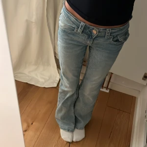 Ljusblå jeans med låg midja - Säljer ett par ljusblå jeans med låg midja som inte kommer till användning, de är helt nya men säljer för halva pris! Kan diskutera priset om ni verkligen vill. Har ni frågor så kan ni skriva till mig💕💕