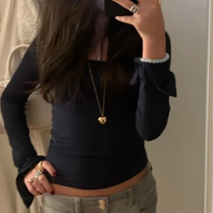 Marinblå långärmad tröja!! - Super vacker marinblå långärmad tröja med slits i ärmarna. Den är jätteskön att ha på sig i skolan, speciellt på våren. Den är nästan som ny. Kontakta mig för köp eller frågor om pris osv.💝💕