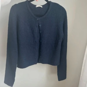 Mörkblå kofta från Gina Tricot  - Säljer en stilren mörkblå kofta med knappar framtill från Gina Tricot💘💘