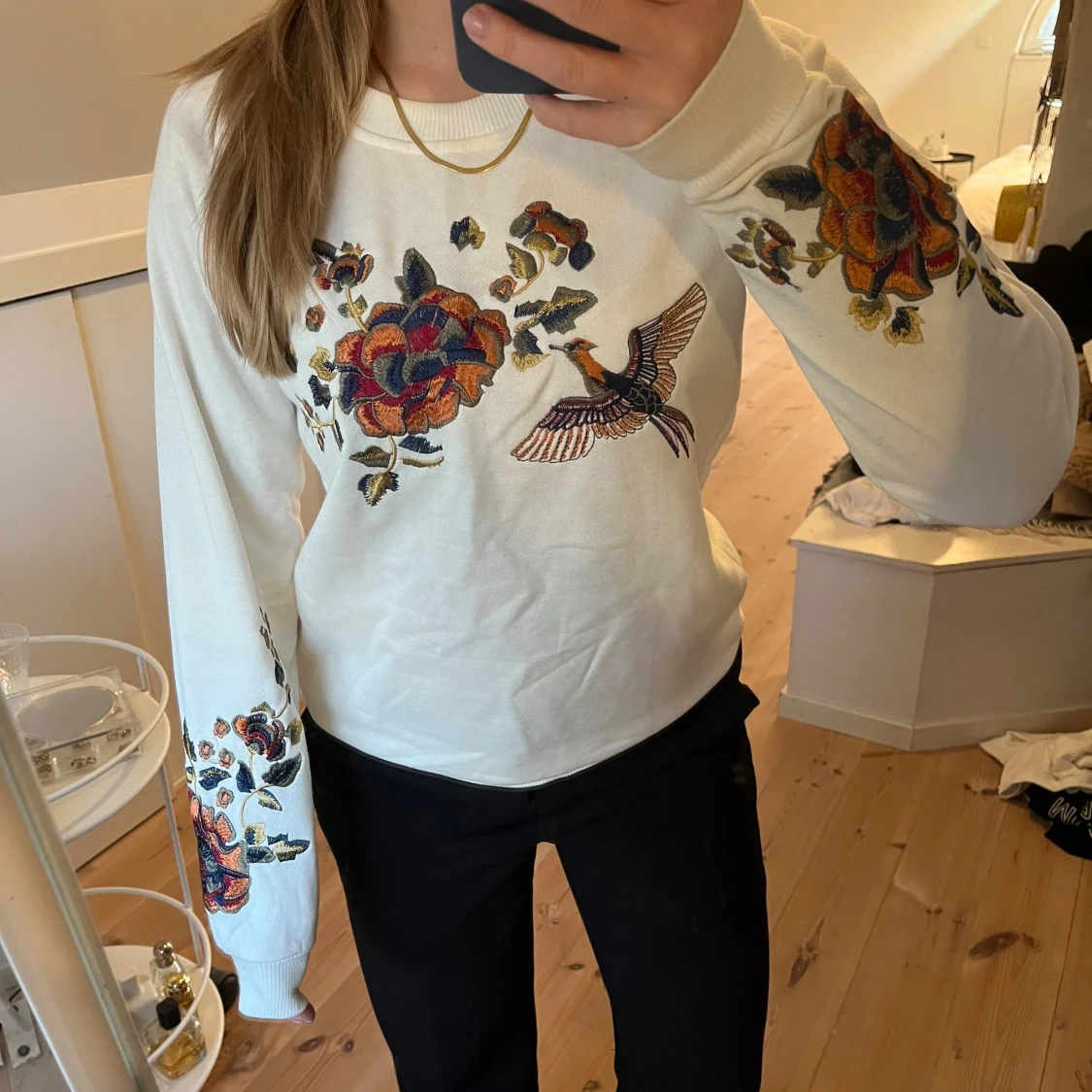 Vit sweatshirt med broderade detaljer 