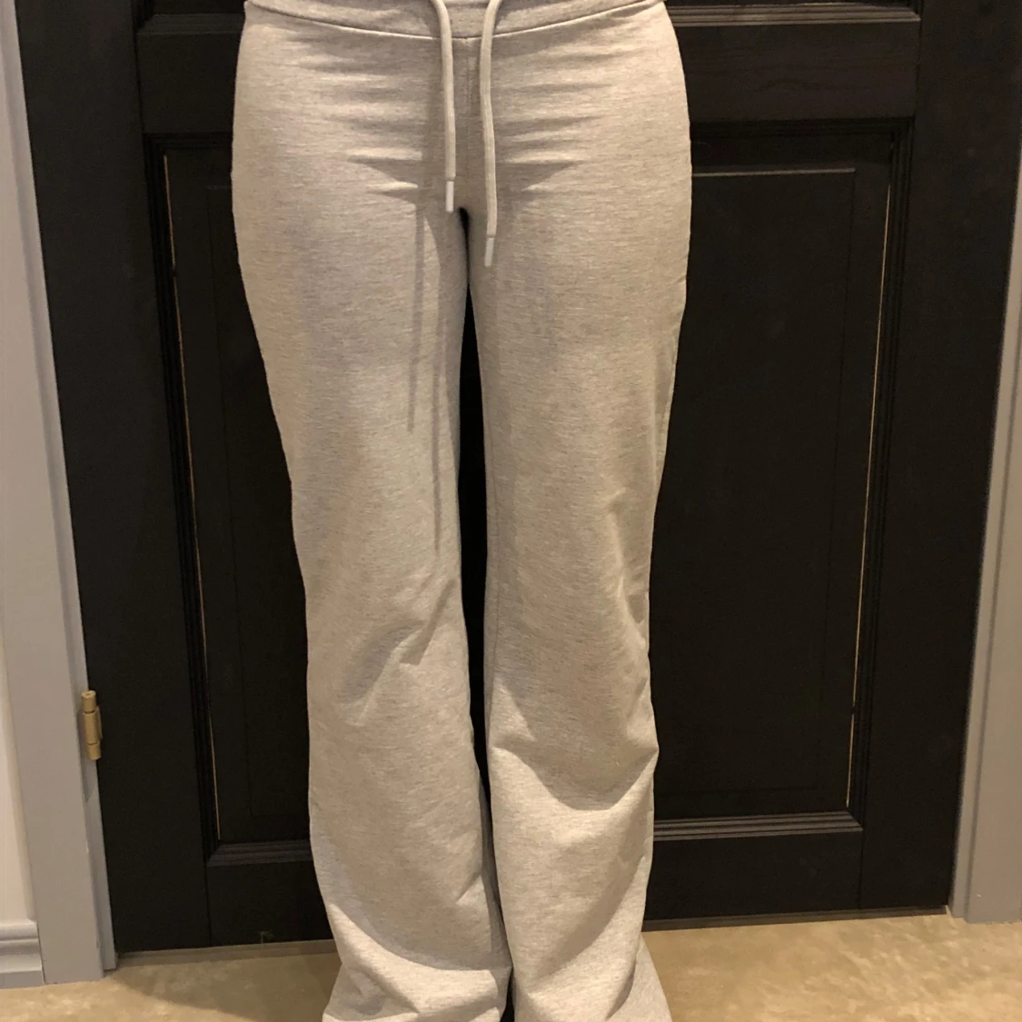 Grå mjukisbyxor med snörning