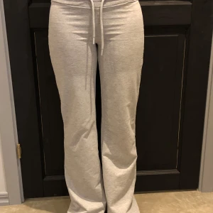 Grå mjukisbyxor med snörning - Säljer ett par bekväma grå mjukisbyxor med snörning i midjan. Byxorna har en loose passform och är perfekta för en avslappnad stil.