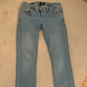 Ljusblå jeans från LTB - Snygga ljusblå jeans från LTB med klassisk femficksdesign och knappgylf. Perfekta för en avslappnad stil. Märket 'Valerie' syns på insidan av midjan.