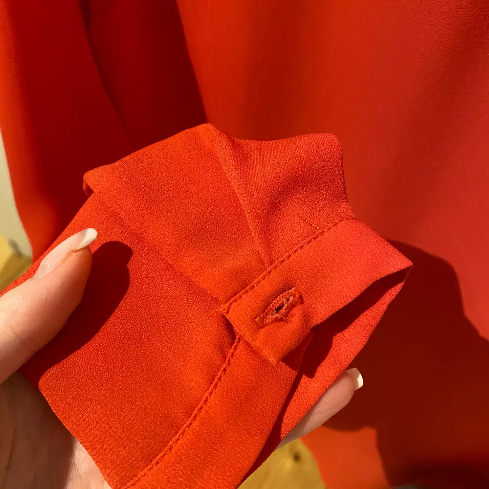 Säljer en stilren röd blus från Zalando Essentials. Blusen har långa ärmar och en rund halsringning. Perfekt för både vardag och speciella tillfällen. Passar utmärkt till både jeans och kjol.. Puserot.