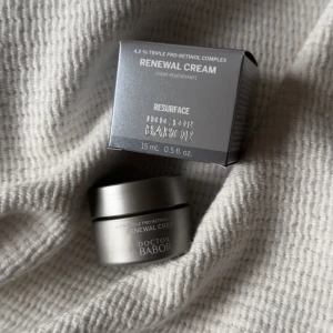 Renewal Cream från Doctor Babor - En lyxig ansiktskräm med 4.2% Triple Pro-Retinol Complex för hudförnyelse. Förpackningen innehåller 15 ml och är perfekt för att ge huden en jämnare och mer strålande look. Oöppnad!
