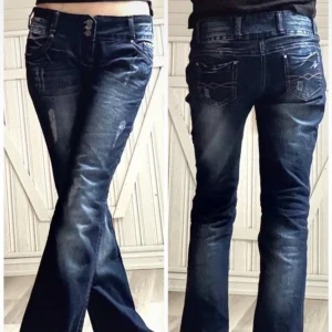 Mörkblå bootcut jeans - Sjukt snygga mörkblåa bootcut jeans från Ice Queen Midjemått tvärs över: 39 cm, innerbenet: 83 cm, använd fåtal gånger men inga defekter 