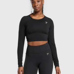 Svart långärmad croppad topp från Gymshark - Snygg och sportig svart långärmad croppad topp från Gymshark. Perfekt för träning med sin tighta passform och bekväma material. 