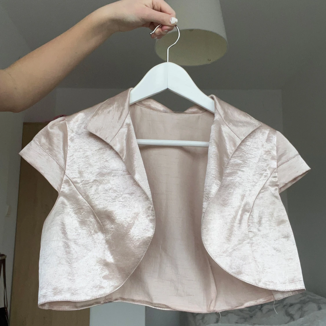 Glansig bolerotopp i beige  - 90