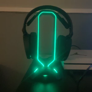 Gaming headset håller med RGB lysning  - Snyggt gaming headset hållare som gör så att de ser cleant och snyggt vid din setup när du hänger hörlurar där 