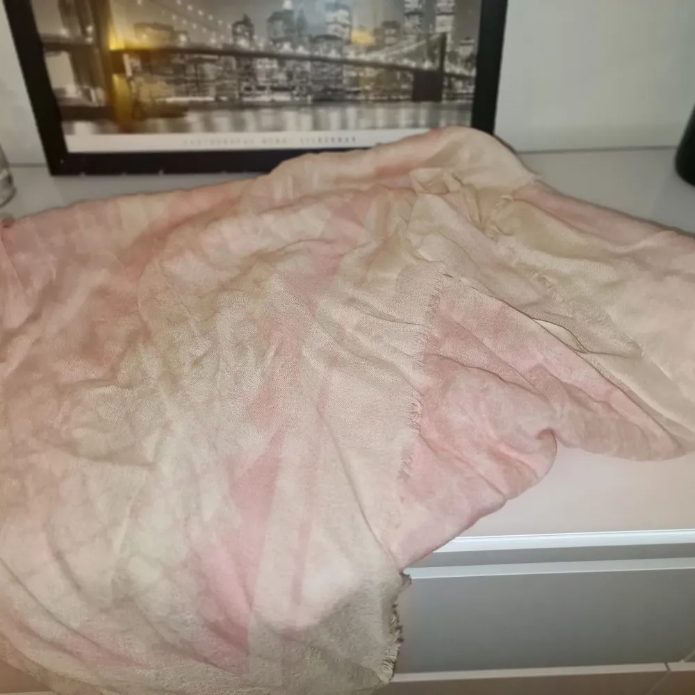 Säljer en elegant rosa halsduk från By Malene Birger. Den är tillverkad i 100% ull och har ett subtilt mönster som ger en lyxig känsla. Perfekt för att hålla dig varm och stilren under kyliga dagar. Garderobsrensning så kika gärna in övriga auktioner ✨️. Asusteet.