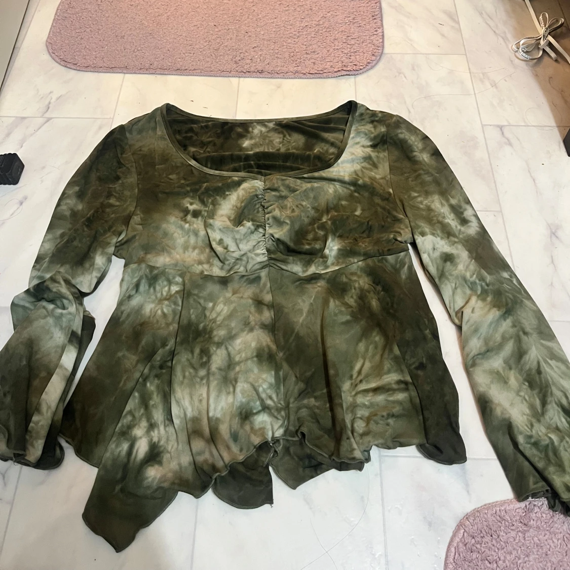 Grön batikmönstrad blus