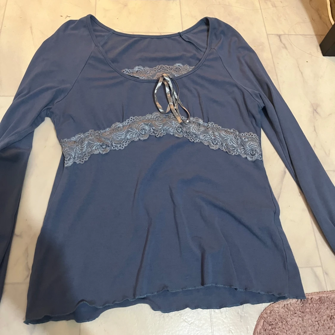 Blå långärmad topp med spetsdetaljer